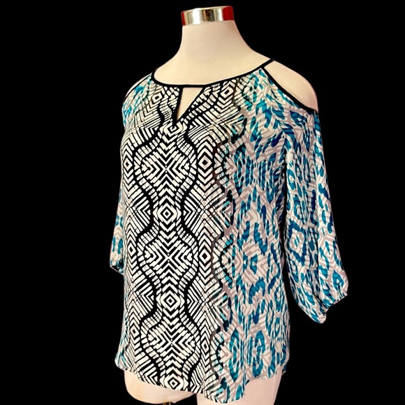 Cold Shoulder Abstract Print Top - Picture 3 of 11